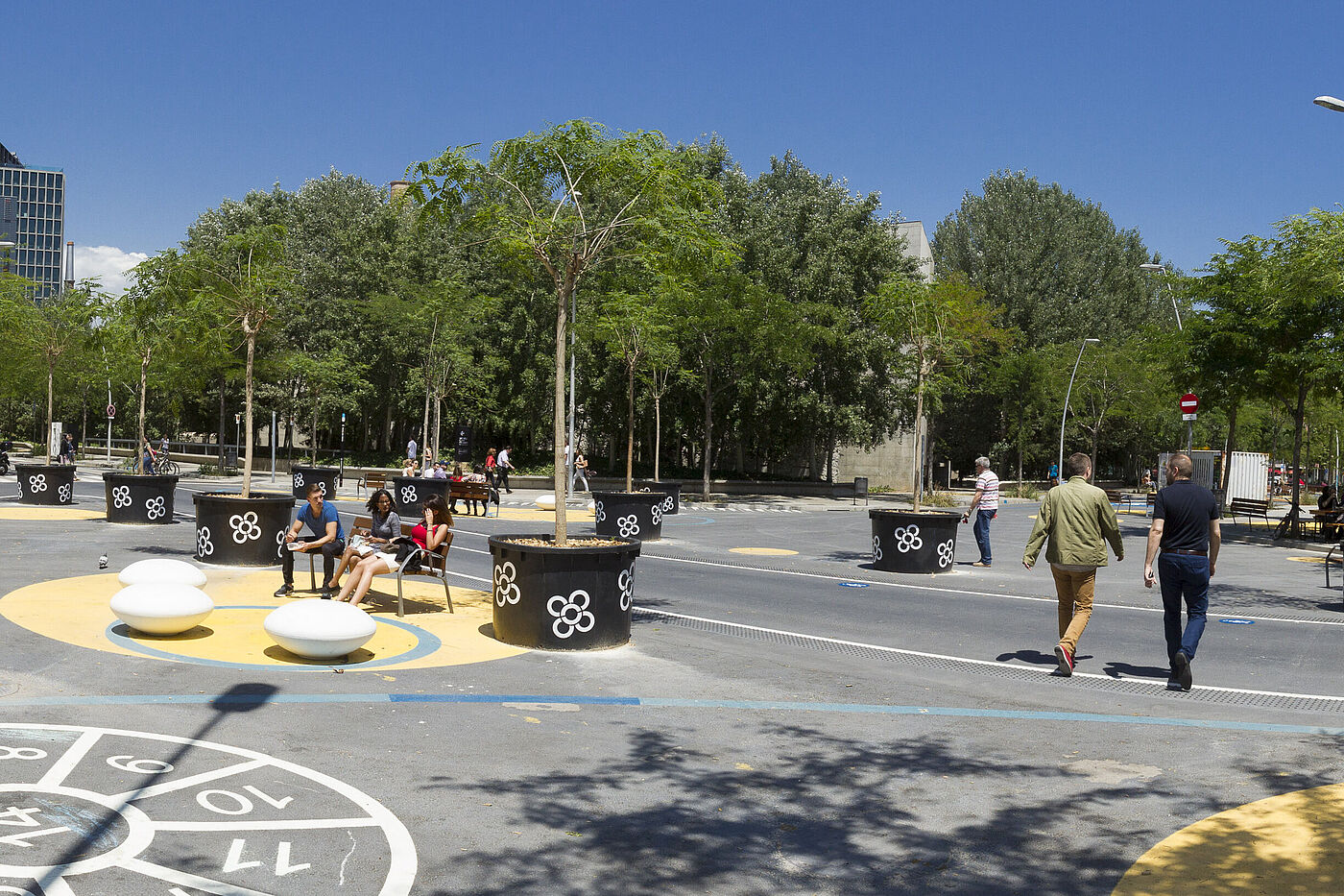 Barcelona 6 ein Spielplatz und ein kleiner Park im Superblock