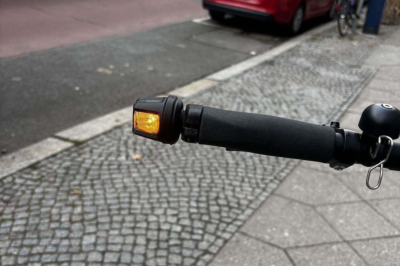 Blinkender Blinker Ein eingeschalteter Blinker am Lenkerende.