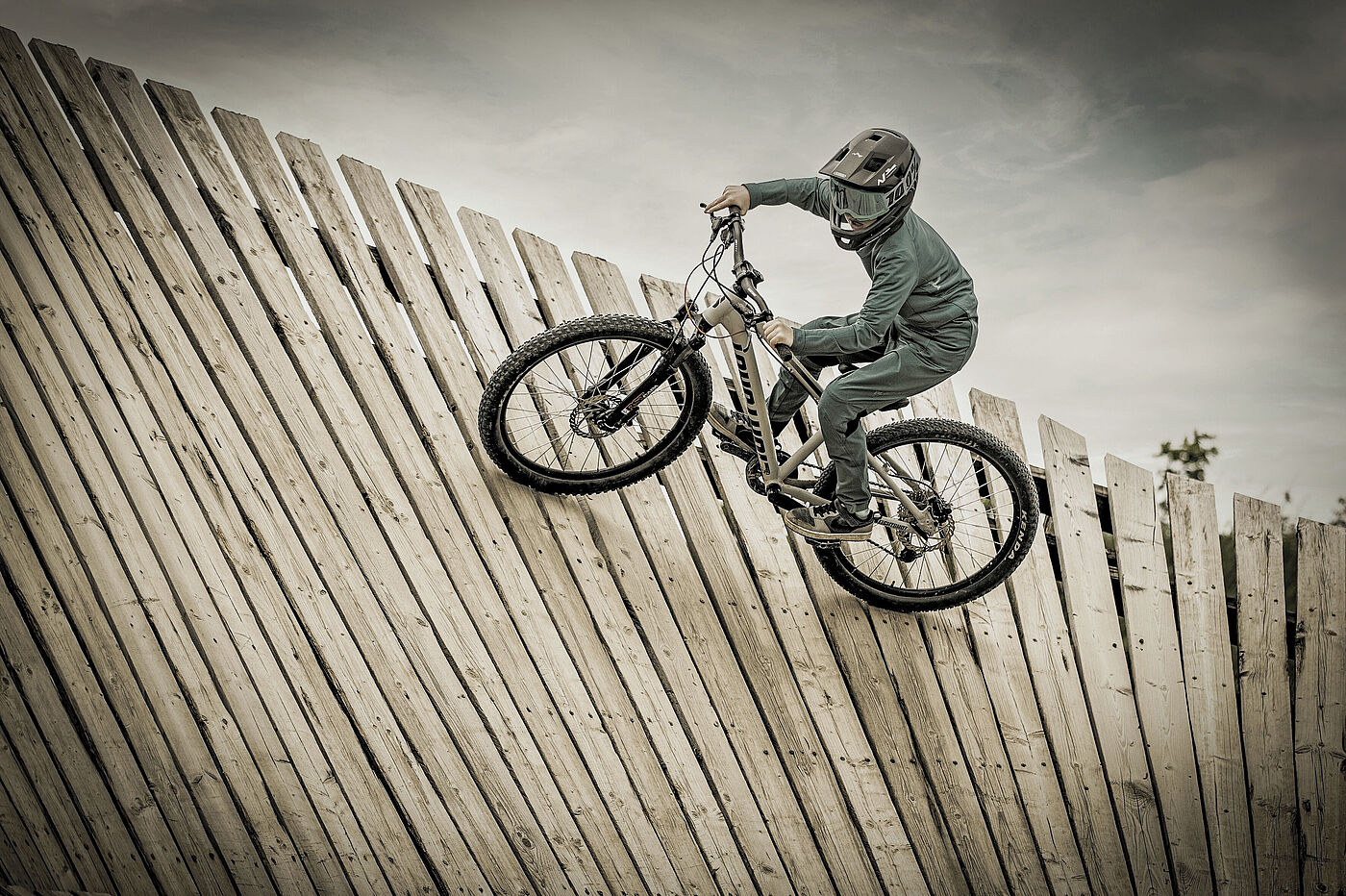 Helm mit Kinnschutz Person mit Fahrrad in einer Bretterpipe